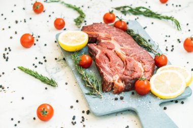 Kesme tahtasında çiğ et