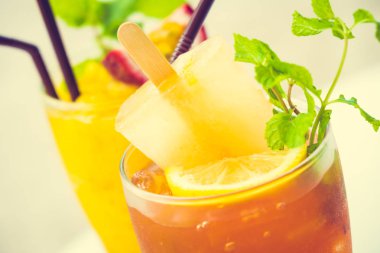 Plaj ve deniz ile cam içme buzlu kokteyller