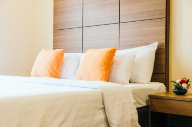 Yatakta rahat yastık