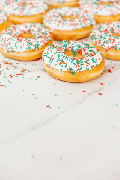 Donuts à la crème au chocolat blanc et saupoudrer de sucre — Photo