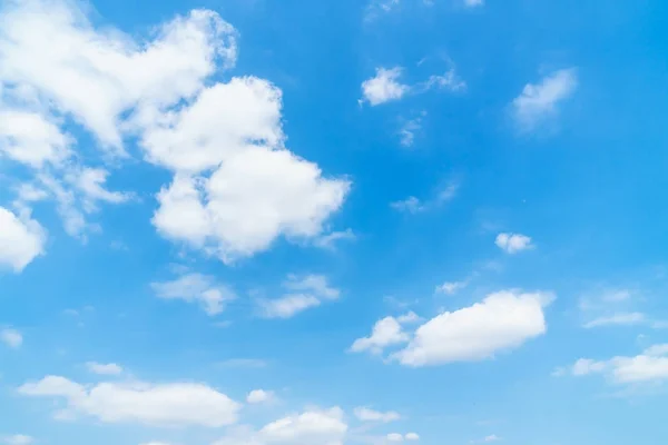 Vitt moln på blå himmel — Stockfoto