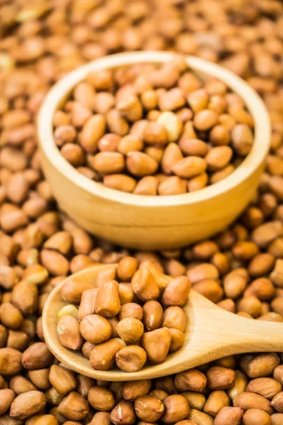 Cacahuètes dans un bol en bois — Photo