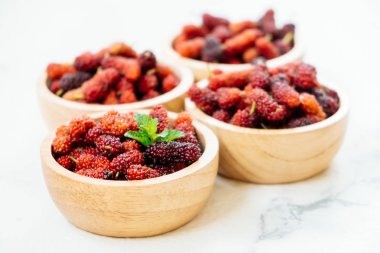 Siyah dut meyve kase