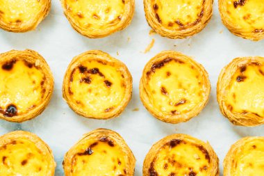 Şekerli tatlı tart yumurta ile
