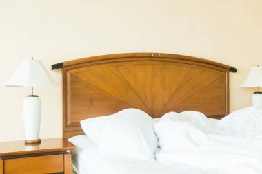 Yatakta yastık rumple