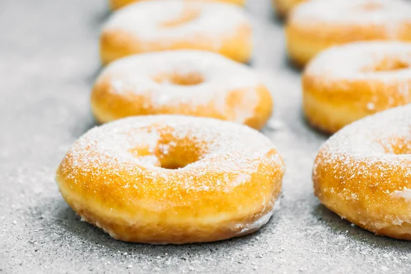 Sobremesa doce com muitos donuts — Fotografia de Stock