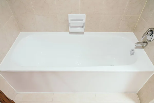 Fehér fürdőkád — Stock Fotó