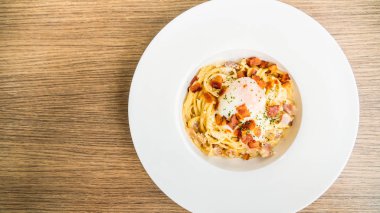 Spagetti carbonara ilk beyaz tabak - İtalyan yemeği stil içinde yumurta ile