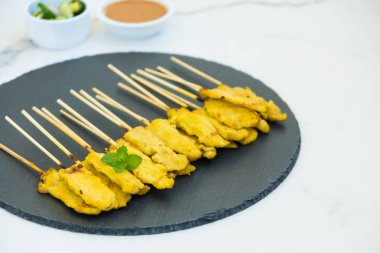 Tavuk satay soslu siyah arduvaz kaplamak üzerinde