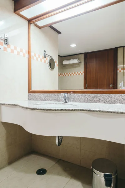 Rubinetto e lavabo decorazione in bagno — Foto Stock