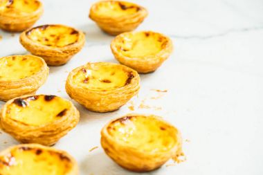 Tatlı, tart yumurtası ve kremalı.