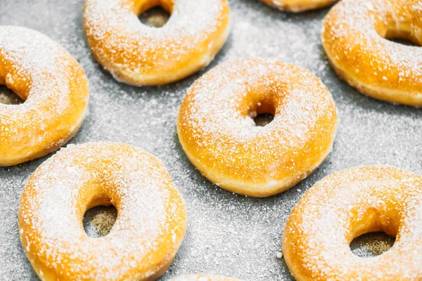 Sobremesa Doce Com Muitos Donuts Cima Com Cobertura Açúcar Estilo — Fotografia de Stock