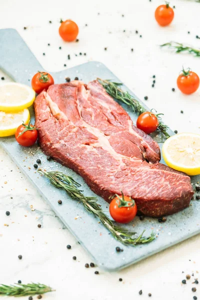 Rauw Rundvlees Snijplank Met Groente Ingrediënt Voor Het Koken — Stockfoto