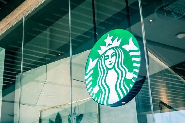 PATTAYA, THAILAND 19 января 2018 Starbucks знак и магазин Starbuck — стоковое фото