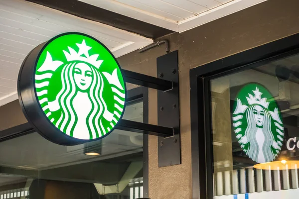 PATTAYA, TAILANDIA Ene 20 2018 Starbucks firmar y almacenar alrededor de m — Foto de Stock