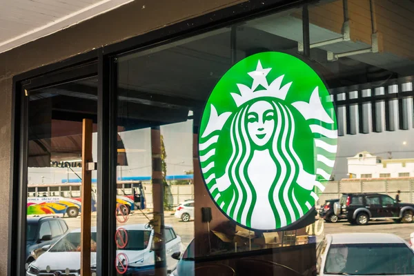 PATTAYA, THAILAND Jan 20 2018 Starbucks merkki ja myymälä noin m — kuvapankkivalokuva