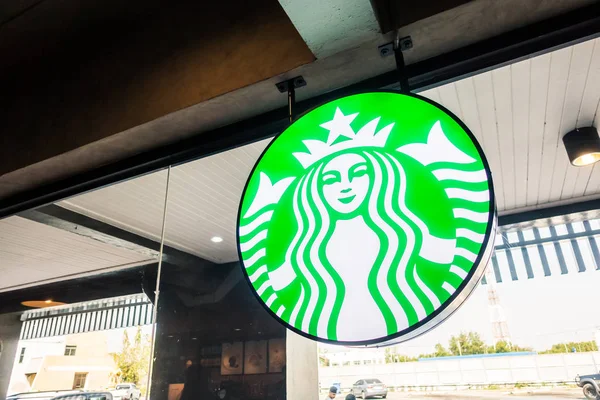 Паттайя, Таїланд Jan 20 2018 Starbucks підписати і зберігати його околицях м — стокове фото