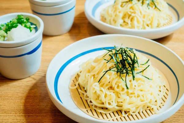 Холодная Лапша Лапша Белой Тарелке Японский Стиль Питания — стоковое фото