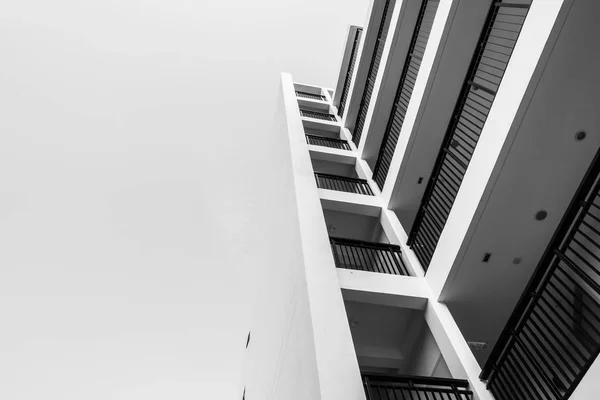 Edifício exterior preto e branco — Fotografia de Stock
