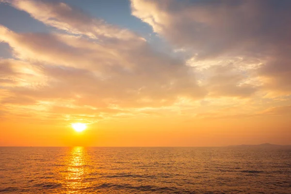 Prachtige zonsondergang op het strand en de zee — Stockfoto