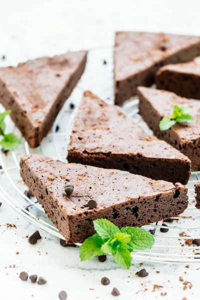 Zoete Dessert Met Chocolade Brownies Witte Stenen Achtergrond — Stockfoto