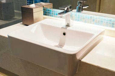 Musluk ve lavabo banyo dekorasyon
