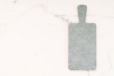 Beyaz mermer taş üzerine kayrak