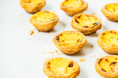 Tatlı, tart yumurtası ve kremalı.