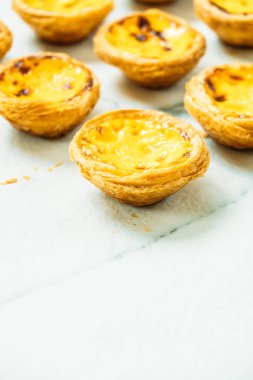 Tatlı, tart yumurtası ve kremalı.