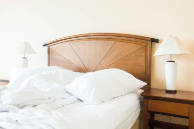 Yatakta yastık rumple