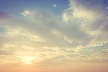 Bulutlu gökyüzü günbatımı 