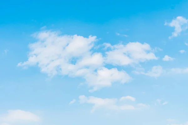 Vackra vita moln på blå himmel — Stockfoto