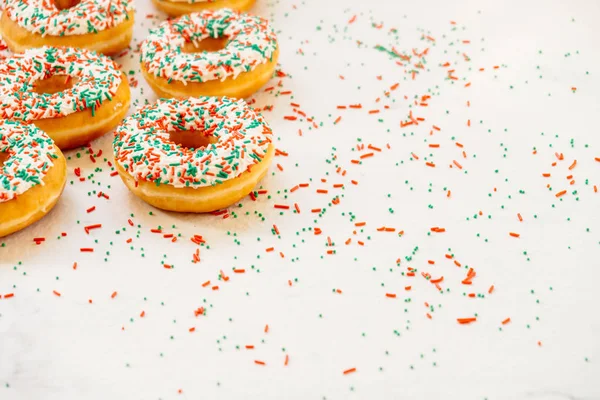 Donuts Com Creme Chocolate Branco Polvilha Açúcar Cima Estilo Comida — Fotografia de Stock