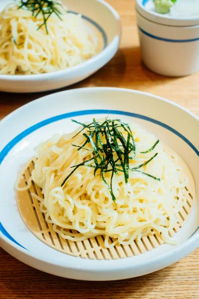 Κρύα Noodles Ramen Στο Άσπρο Πιάτο Στυλ Ιαπωνικό Φαγητό — Φωτογραφία Αρχείου
