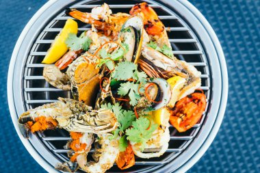 Izgara deniz ürünleri karides ile kalamar kabuk ve diğer karışık