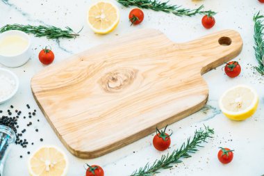 Boş tahta kesme tahtası kopya alanı ve limon domates ve diğer maddeler ile