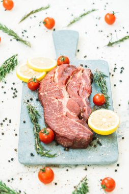 Kesme tahtasında çiğ et