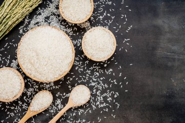 Ham Yasemin pirinç ahşap kase ve kaşık ile tahıl ve tohum