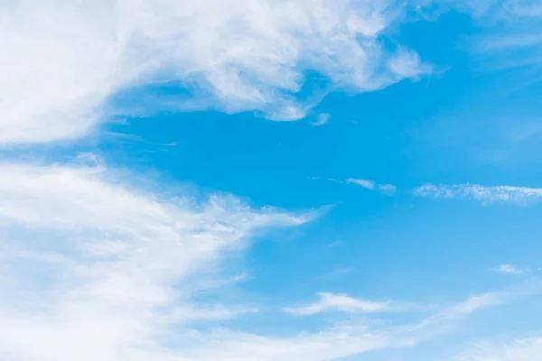 Белое облако на голубом небе — стоковое фото
