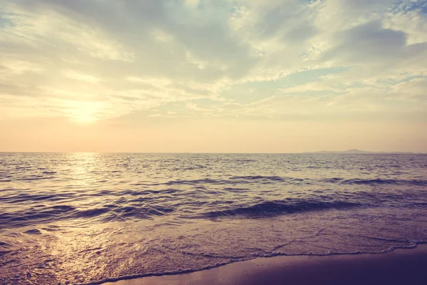 Vacker solnedgång på stranden och havet — Stockfoto