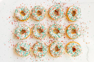 Beyaz çikolatalı krema ve çikolata şeker üst - sağlıksız yiyecek tarzı ile çörek