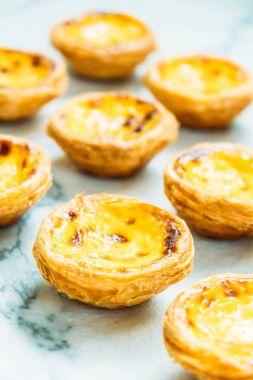 Tatlı, tart yumurtası ve kremalı.