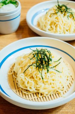 Soğuk erişte veya Ramen beyaz plaka - Japon gıda tarzı