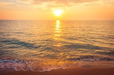 Sahilde ve denizde güzel bir gün batımı