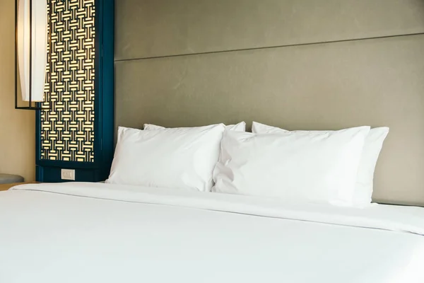 Almohada en la cama — Foto de Stock