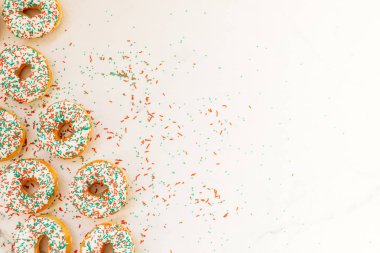 Beyaz çikolatalı krema ve çikolata şeker üst - sağlıksız yiyecek tarzı ile çörek