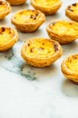 Tatlı, tart yumurtası ve kremalı.