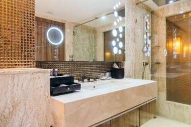 Musluk ve lavabo banyo dekorasyon