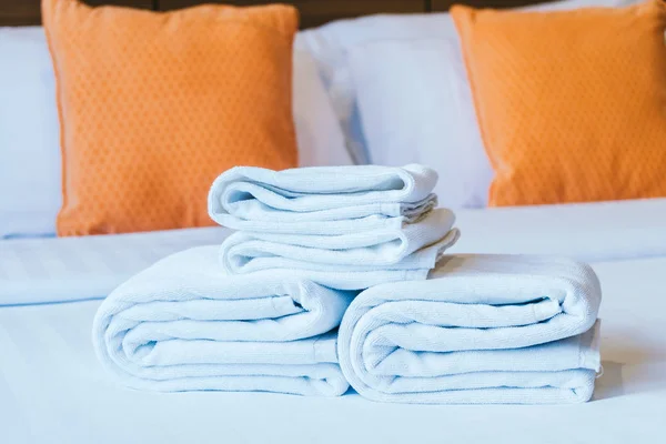 Biały ręcznik na łóżko — Zdjęcie stockowe