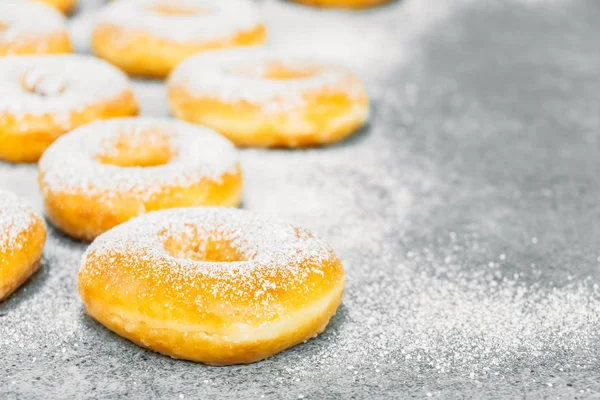 Dessert Sucré Avec Nombreux Beignets Sur Dessus Avec Glaçage Sucre — Photo